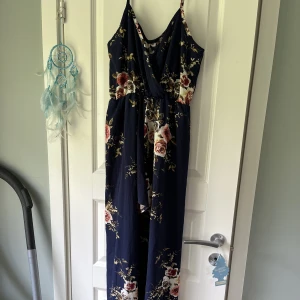 Playsuit - Säljer denna supersomriga playsuit, med blommor på. Storlek som M. Säljes för 75kr + frakt.