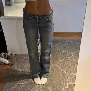 Säljer mina Arrow low straight jeans från weekday stl 27, 32 
