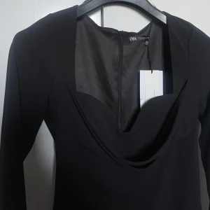 Svart body  - Perfekt till fest eller en kväll ute! Aldrig använd med prislappar kvar🌸Passar xs/S