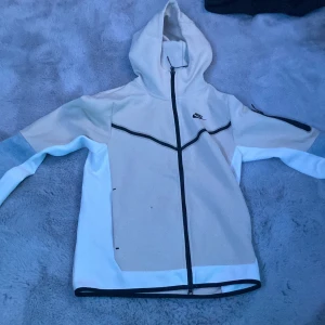 Nike tech vit/beige - Bra skick inte använda så mycket