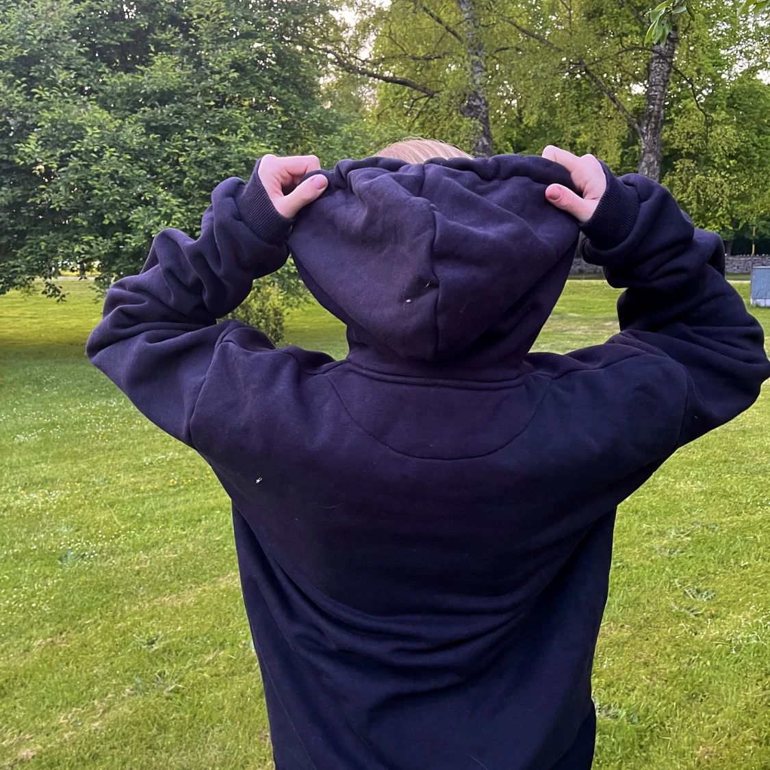 Svart huvtröja  - 90