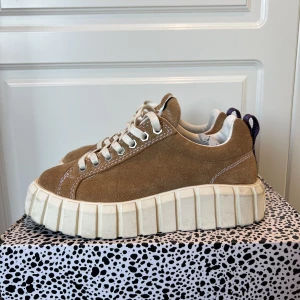 Eytys sneakers  - Jättebra skick, lådan ingår, även extra skosnören 