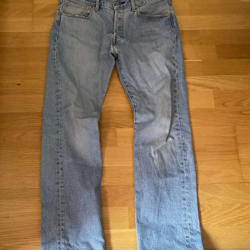 Levis 501  Storlek 32/30 Använda endast ett par gånger. Jeans & Byxor.