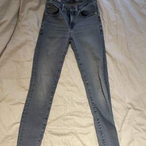 Köpte dessa snygga Levis jeans för en vecka sen, endast använda 1 gång. Säljer pga att dom var för små. Storlek 24. 500kr priset kan diskuteras 