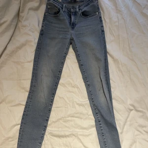 Levis jeans  - Köpte dessa snygga Levis jeans för en vecka sen, endast använda 1 gång. Säljer pga att dom var för små. Storlek 24. 500kr priset kan diskuteras 