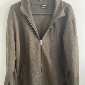 Full zip cardigan - Full zip cardigan tröja från Massimo dutti. Helt oanvänd (endast provad) Ord pris: 699