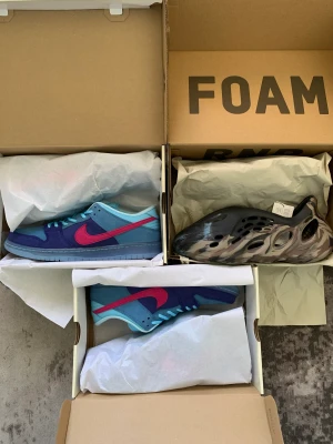 NIKE SB DUNK & YEEZY - WTS NIKE SB DUNK & YEEZY   Nike SB - Run The Jewels Storlek - EU 46 / US 12  Pris - 2400kr Storlek - EU 44,5 / US 10,5 Pris - 2000kr  Yeezy Foam Runner - MX Cinder Storlek: EU 46 / US 11 Pris - 1400kr