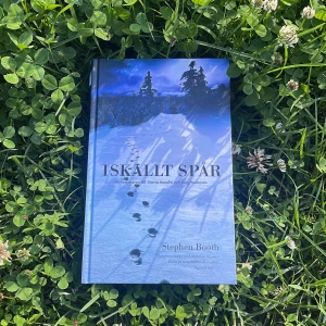 Iskallt spår av Stephen Booth - Boken är i fint skick, läst 2 gånger.  442 sidor✨ Fick en till exemplar av en vän, därför väljer jag att sälja denna. Köparen står för frakt 📦 