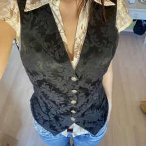 Snygg kostymväst  - Mönstrad kostymväst i jättebra skick och kvalite! Band på baksidan för att kunna adjust the tightness runt midjan:) Bomull på framsidan och polyester på baksidan. Passar både män och kvinnor! ❤️märke: Jacqueline
