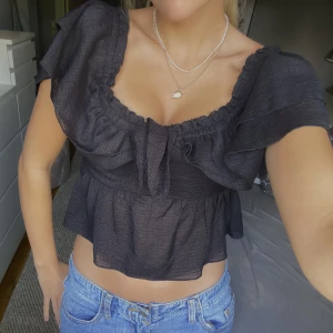 Zara blus - Superfin svart volangblus från zara. Går att knyta på två sätt🫶🏼💘 