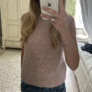 Stickad väst - Helt oanvänd, jättegullig stickad väst i alpaca material⭐️ Nypris: 690 kr