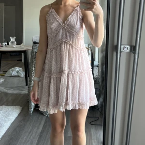 Superfin somrig klänning från nakd  - Superfin klänning knappt använd, har enbart en lite busfläck på lappen. Strl 38 men passar 36/38