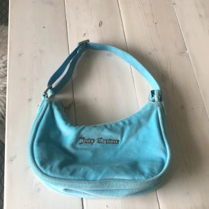 Juicy couture väska blå  - Blå velvet juicy couture väska säljes. Sparsamt andvänd och i bra skick. Ny pris 750 kr. 