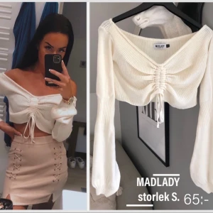 Topp - Knytning i mitten. Stickad i nyskick. 