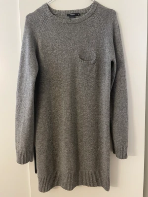 Mörk grå stickad klänning  - En mörkgrå stickad klänning med en ficka från Filippa K   Säljs för att jag inte använder den  Orginal pris 1450kr 250kr+frakt