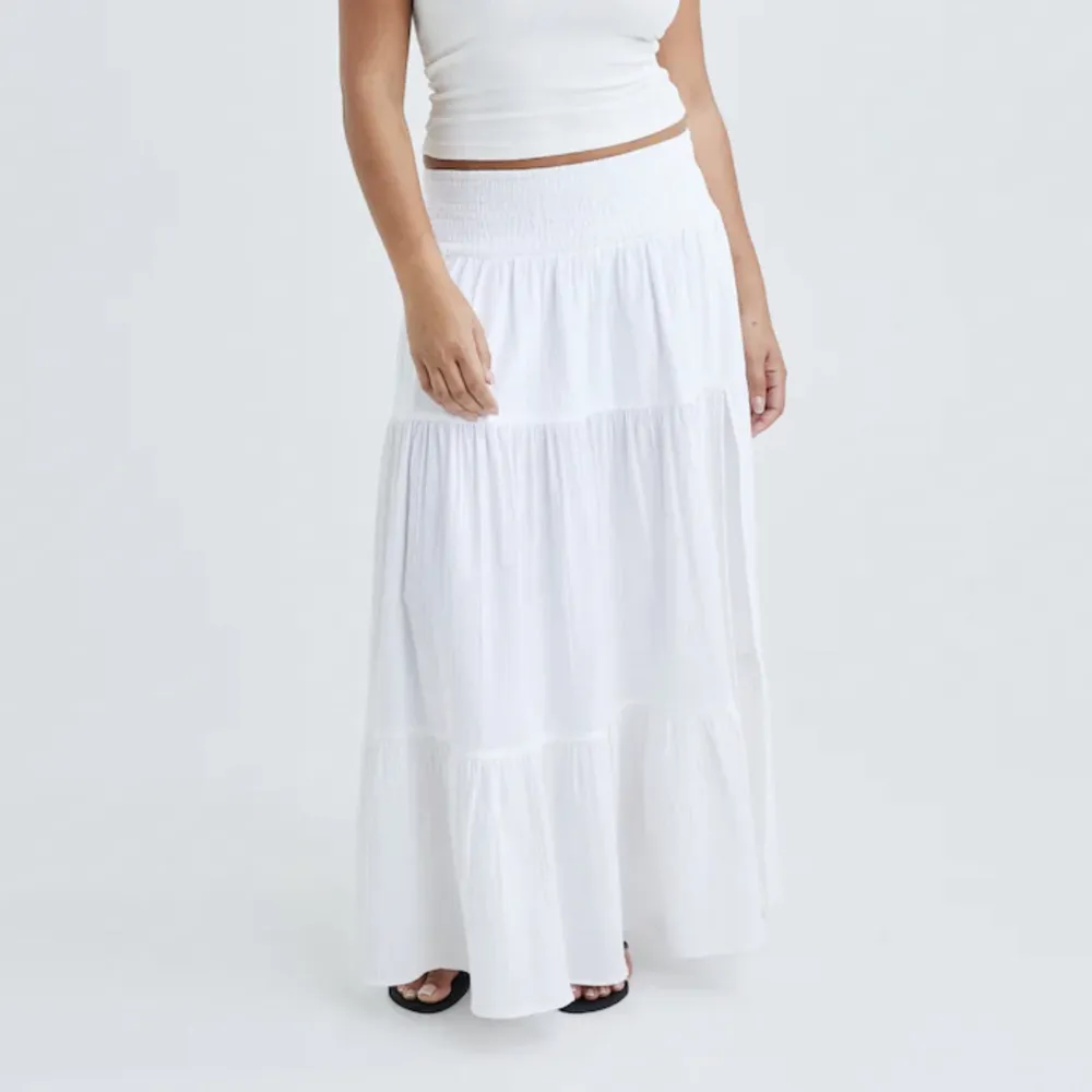 Säljer denna långa vita kjolen från BIKBOK som är helt slutsåld på hemsidan. Den är i storlek S men skulle passa XS-M. Nypris 499kr, mitt pris 250kr. Väldigt bra skick, knappt använd. Perfekt till sommaren 🫶🏼. Kjolar.