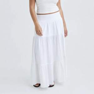 Säljer denna långa vita kjolen från BIKBOK som är helt slutsåld på hemsidan. Den är i storlek S men skulle passa XS-M. Nypris 499kr, mitt pris 250kr. Väldigt bra skick, knappt använd. Perfekt till sommaren 🫶🏼