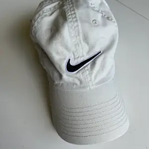 Keps från Nike i mycket gott skick, knappt använd, färgen är beige/grå