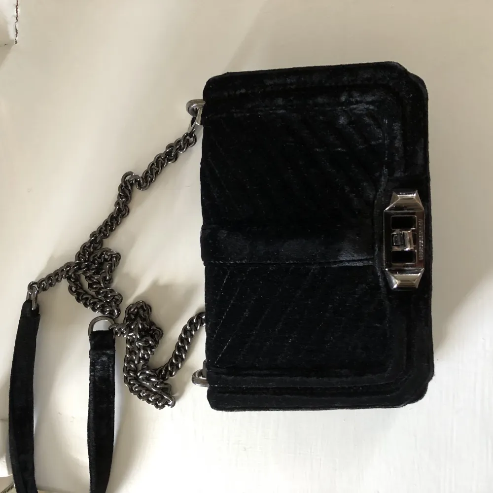 Svart cross body bag från Rebecca Minkoff i bra skick!. Accessoarer.