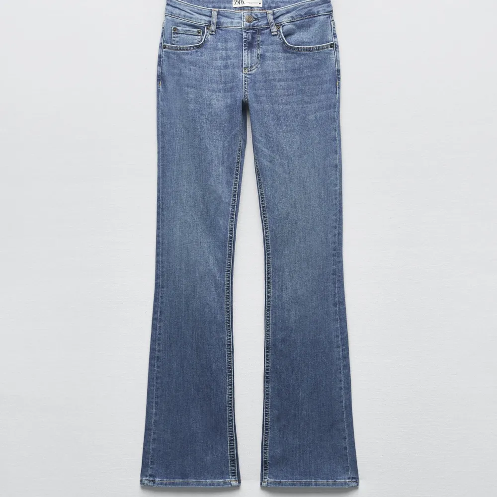 lågmidjade jeans från zara, oanvända med prislappen på! säljer då dem inte passade mig 🫶🏼ordinariepris : 400kr. Jeans & Byxor.