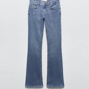 zara jeans  - lågmidjade jeans från zara, oanvända med prislappen på! säljer då dem inte passade mig 🫶🏼ordinariepris : 400kr