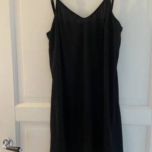 Svart nattlinne/klänning - Säljer ett jättefint oanvänt nattlinne. Det är stlk S/M🩷
