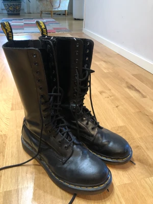Långa dr. Martens - Långa dr.Martens, storlek 40 men passar även storlek 41. Nypris 1400