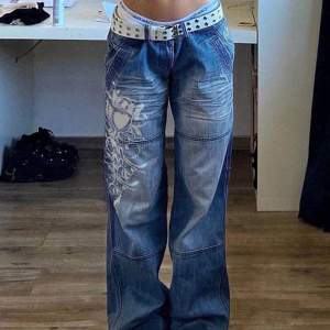 Snygga lågmidjade jeans med gulligt tryck och bra material, bra skick, äkta fickor. Pris kan diskuteras och om du har några frågor är det bara att skriva till mig 🧡