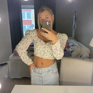 Topp - Använd ett par fåtal gånger. Men som ny. Finns även fler söta toppar i mitt flöde!!