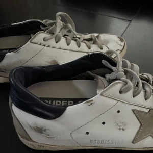 Golden goose skor  - Säljer dessa jättesnygga Golden goose sneakers i stolek 37 som köptes förra året. De är ganska slitna men annars väldigt fräscha. Pris kan diskuteras❣️Köpta för 4500 cirka