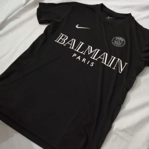 Balmain x psg  - En skön tröja som du kan använda på vardagar och på träningar du kan kort sagt använda den till allt. Priset kan diskuteras.