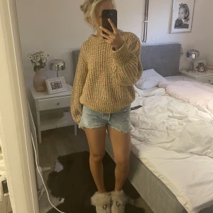 Stickad tröja  - Säljer en såå fin stickad tröja från gina, knappt använd så i nyskick! I storlek L, men passar de flesta storlekar. Jag har vanligtvis S🫶🏻