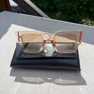 Ett par assnygga solglasögon perfekt till sommarfestival! Dessa är helt oanvända och i nyskick 💓☀️