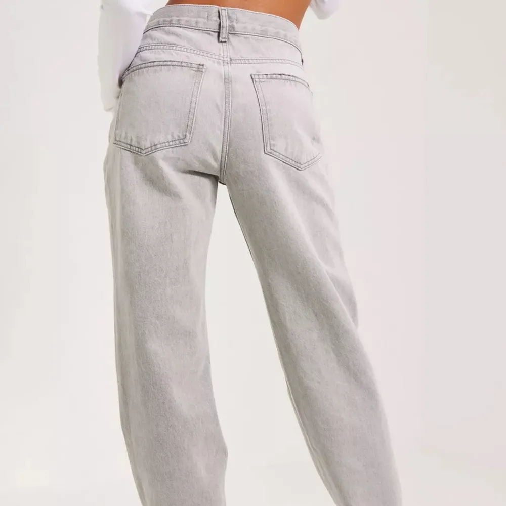 Säljer dessa populära lågmidjade jeansen från Gina Tricot! Sparsamt använda och inga defekter finns💗 säljer då de är för små för mig, nypris 499kr. Jeans & Byxor.