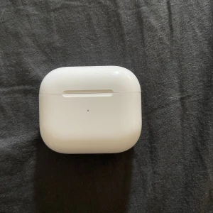 AirPods skal gen 3 - AirPods fodral gen 3 (2022). Nypris runt 1700 :)