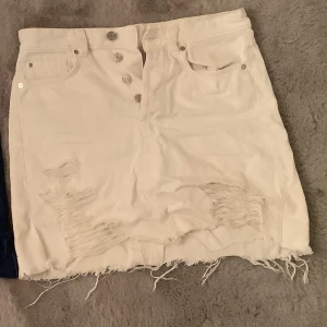 Jeanskjol - Vit jeanskjol från hm i strl 36💕 100kr+frakt