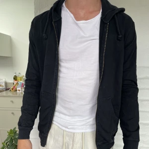 Svart Hoddie med dragkedja - Jätteskön hoddie med dragkedja. Varan är använd men i bra skick. Nypris 699 kr