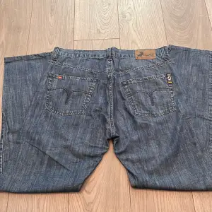 Säljer ett par lois jeans med väldigt unik mönster och färg det står att dom är W38 L34 men skulle själv säga att midjan är runt 34-36 dom är i väldigt bra skick. Skriv om ni har frågor