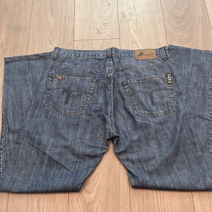 Lois jeans - Säljer ett par lois jeans med väldigt unik mönster och färg det står att dom är W38 L34 men skulle själv säga att midjan är runt 34-36 dom är i väldigt bra skick. Skriv om ni har frågor