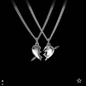 Maria Nilsdotter halsband  - INTRESSEKOLL! Osäker på om jag vill sälja detta halsband från Maria Nilsdotter (hjärta med pil neråt). Kedjan är i längd 40, har tyvärr inget original kvitto kvar. Skriv privat för fler bilder och vid eget bud. Nypris 3000kr, säljer inte under 1000kr🥰