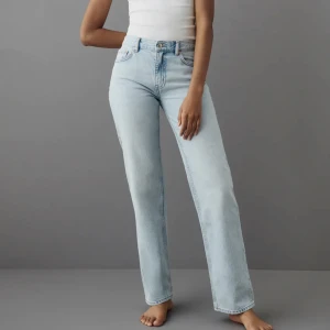 Ginatricot - Ginatricot low waist straight jeans. OBS! SISTA BILDEN VISAR ETT HÅL. Det går säkert att sy igen men jag är inte bra på det så det är därför jag säljer dem istället! Storlek 32 men sitter ganska tight och passar mig som också har 34. GÅR ATT PRUTA