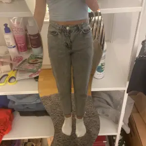 Säljer dessa Gina tricot jeans som jag inte använder jag är 1,61 och dom är bra längd på mig