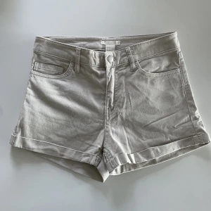 Jeansshorts - Beigea jeansshorts från H&M i storlek 34. De är i fint skick💞