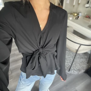 Svart blus med knytning - Svart blus med knytning fram🖤