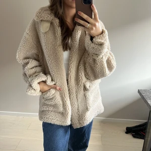 Beige fluffig jacka   - Beige fluffig jacka från Missguided. I fint skick och passar perfekt nu till våren. Storlek EU 34 men oversize i passformen. 