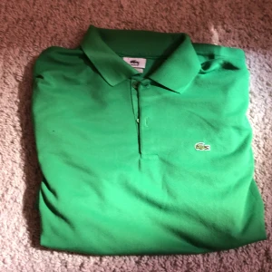 Lacoste piké stl 7 - Knappt använd piké grön Stl 7 typ XL/XXL
