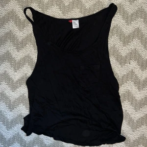 Svart linne stl 34 - Bra skick! En ficka på bröstet!