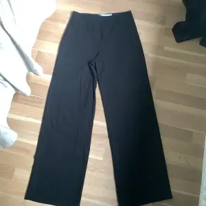   Ett par svarta kostym byxor som är lite pösigare i form därför skulle kunna passa även större storlekar är ni just den är. Köpte dessa Wide leg kostym byxor på och Zalando för 379 kr men Säljer för 250 kr.