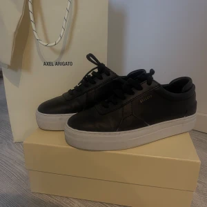Axel Arigato skor  - Helt nya Axel Arigato skor, har enbart andvänds en gång! Dom är i super fint skick! Ny pris 1950kr säljer för 1200kr Dom skickas i skokartongen!