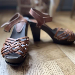 Sandaler från hm - Sandaler med klack. Köpta begagnade och har använts sparsamt - skador på insidan av lädret men annars i bra skick. 